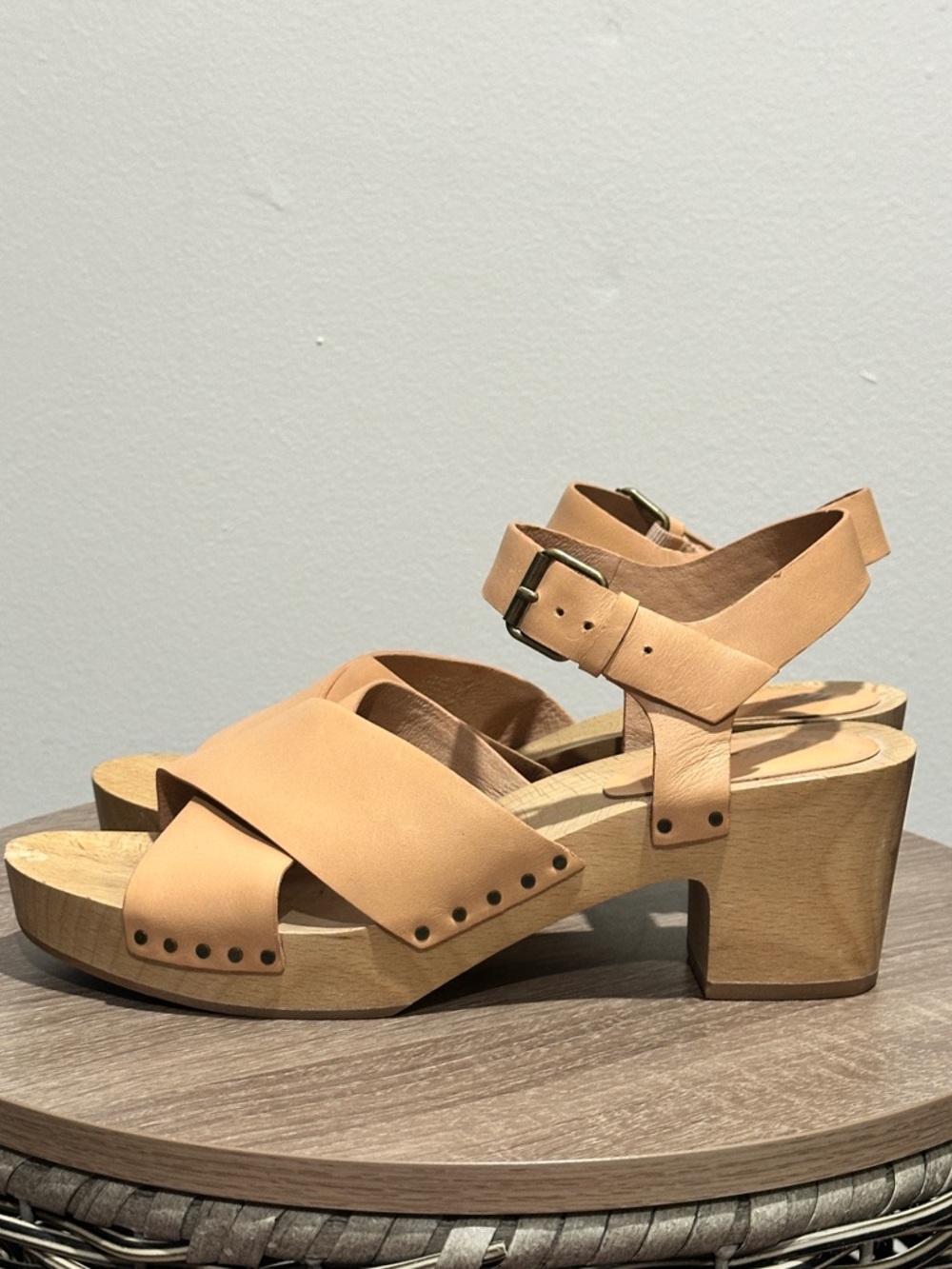 Madewell The Johanna Crisscross Clog Leather Sandal - Picture 5 of 13